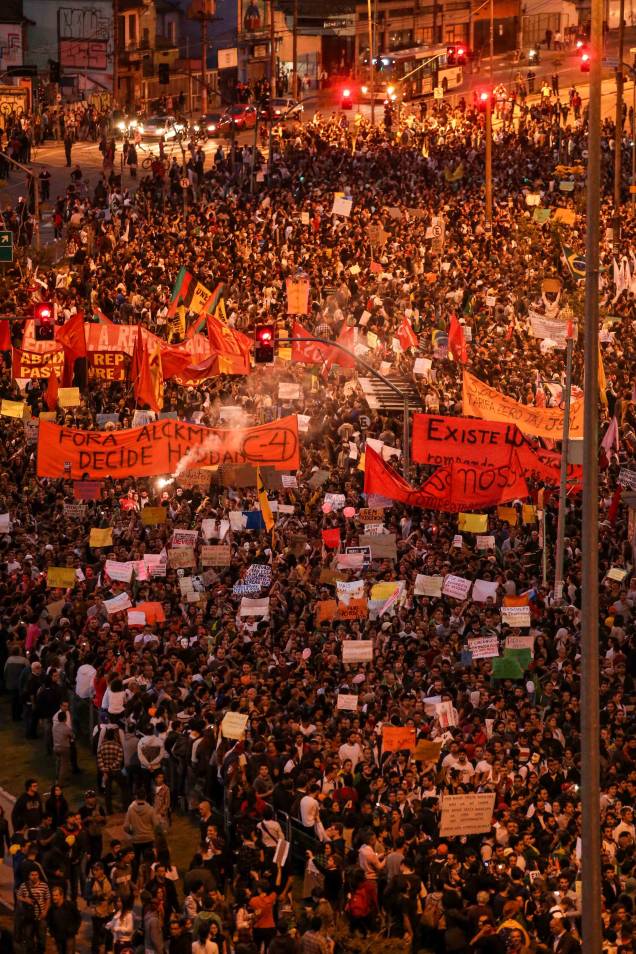 Manifestação reúne 30 000 pessoas no Largo da Batata - quinto dia