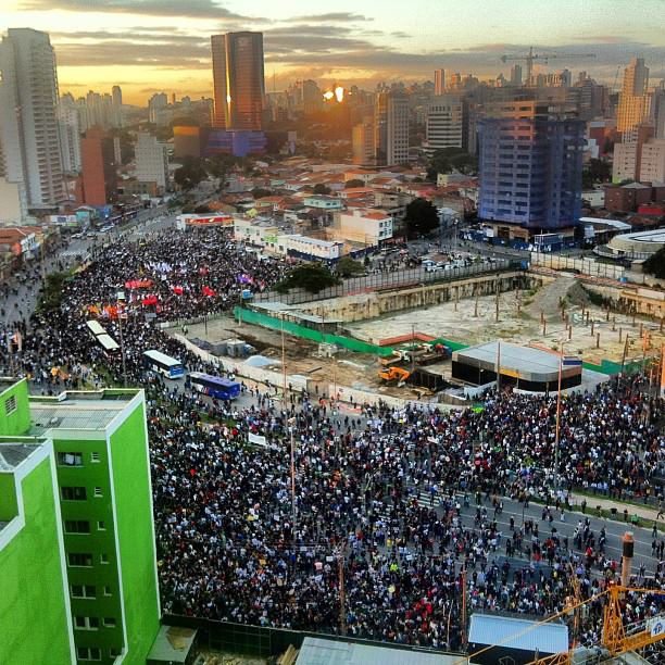 17h 52: foto do alto de um prédio mostra os manifestantes reunidos no Largo da Batata