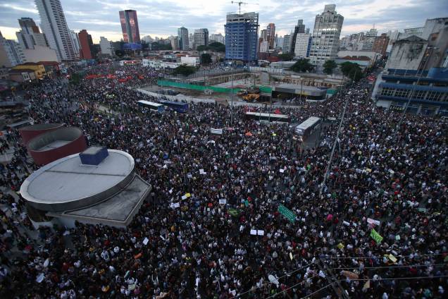 17h45: Cerca de 30 000 pessoas se reúnem no Largo da Batata nesta segunda
