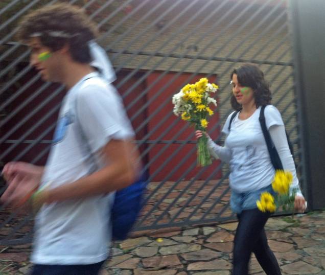 17h45: Moça carrega flores em Pinheiros, perto do Largo da Batata, para a manifestação