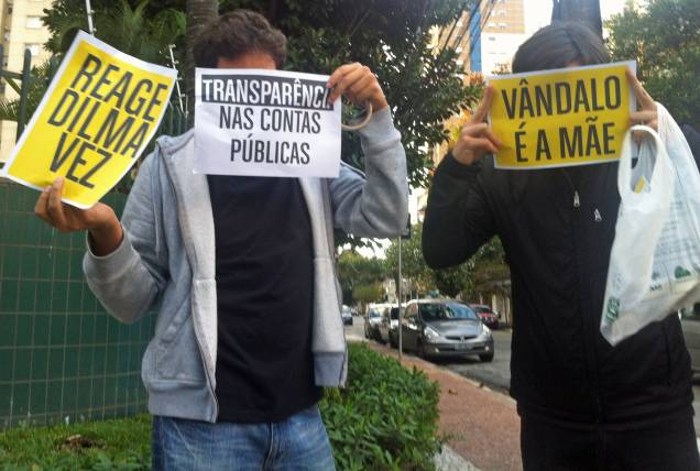 17h 45: Rapazes carregam cartazes de protesto em Pinheiros, perto do Largo da Batata