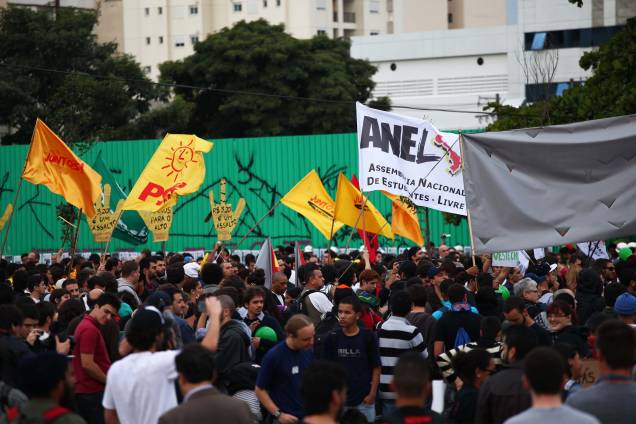 17h25: manifestantes no Largo da Batata