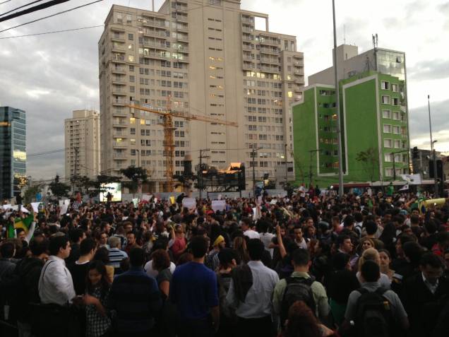 17h: manifestantes reunidos no Largo da Batata