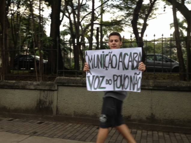 16h54: manifestante desce a rua Teodoro Sampaio em direção ao Largo da Batata