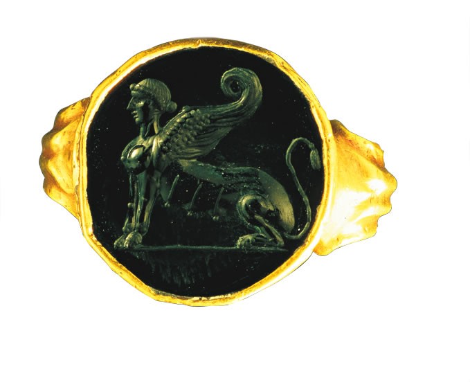 Anel com representação de esfinge - Crédito Arquivo do Museu Arqueológico Nacional de Florença