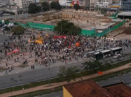 16h40: Manifestantes começam a ocupar o Largo do Batata para o protesto desta segunda (17)