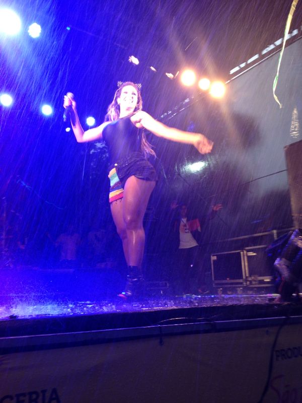 	Valesca Popozuda canta para multidão debaixo de chuva com granizo