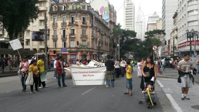 	Protesto contra os manicômios: cerca de 300 pessoas em frente à Galeria do Rock no domingo à tarde