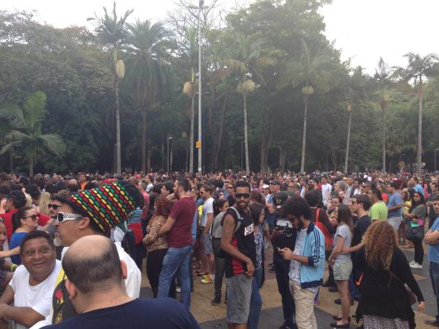 	Dom Paulinho Lima & Super Soul começaram o show com uma hora de atraso neste domingo na Praça da República