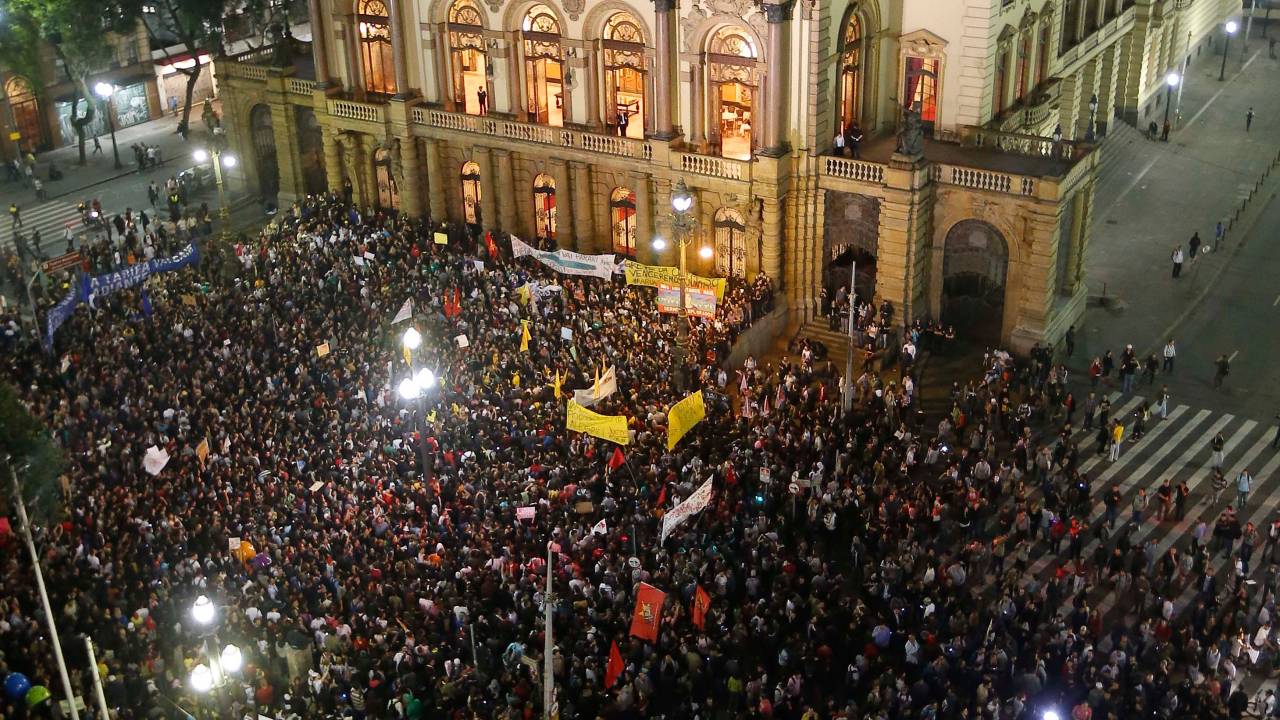 manifestação contra reajuste da passagem