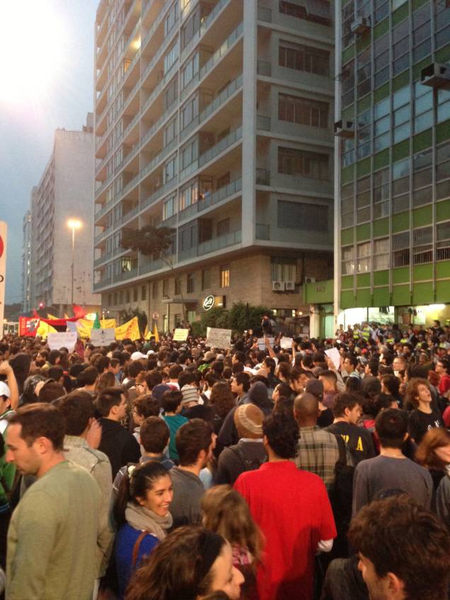 Protesto contra aumento da tarifa de ônibus: Manifestantes seguem pela Rua da Consolação até a Câmara Municipal Protesto contra aumento da tarifa de ônibus: Manifestantes seguem pela Rua da Consolação até a Câmara Municipal