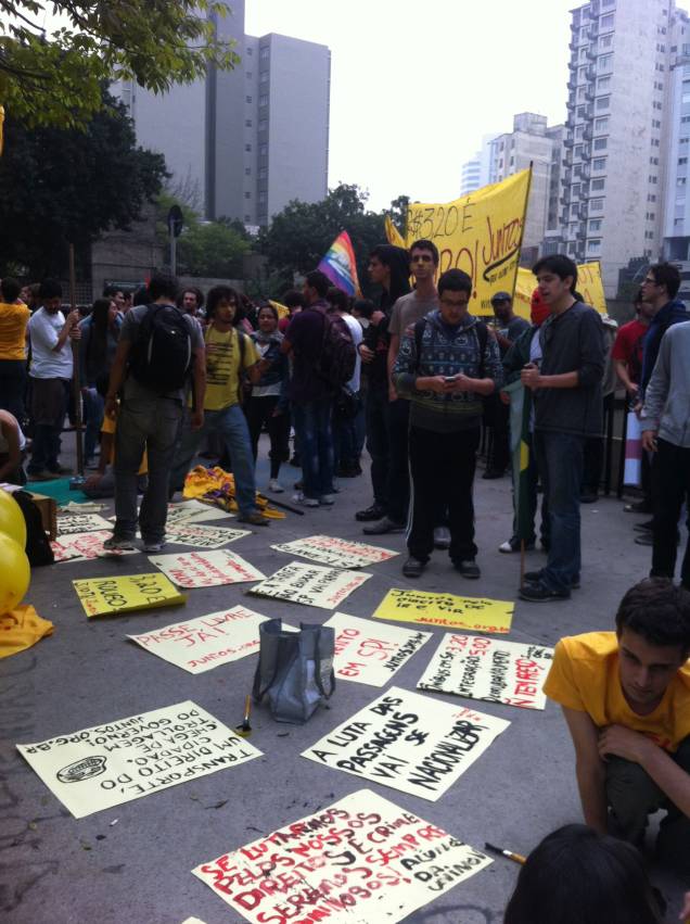 	Protesto contra aumento da tarifa de ônibus: Manifestantes se organizam na Praça do Ciclista nesta terça-feira (11) 