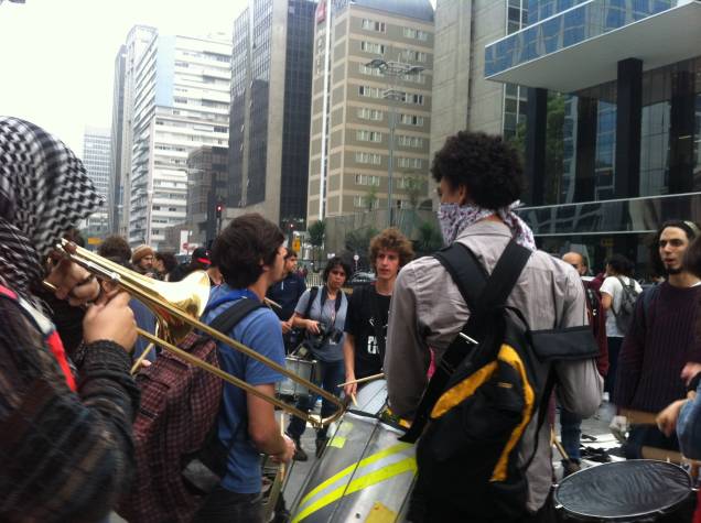 	Protesto contra aumento da tarifa de ônibus: banda formada por estudantes se preparar para a manifestação contra o aumento das tarifas do transporte público