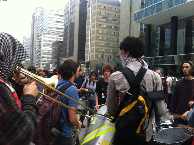 Protesto contra aumento da tarifa de ônibus: banda formada por estudantes se preparar para a manifestação contra o aumento das tarifas do transporte público Protesto contra aumento da tarifa de ônibus: banda formada por estudantes se preparar para a manifestação contra o aumento das tarifas do transporte público