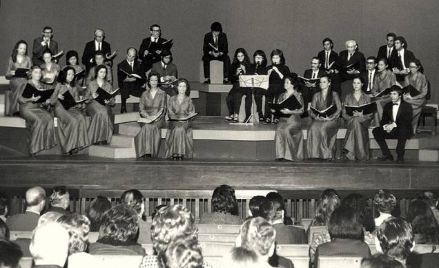 Apresentação de coral em1973: centro de debates e de cultura Apresentação de coral em1973: centro de debates e de cultura