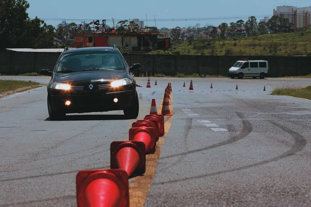 Paulistanos fazem cursos para enfrentar trânsito na cidade