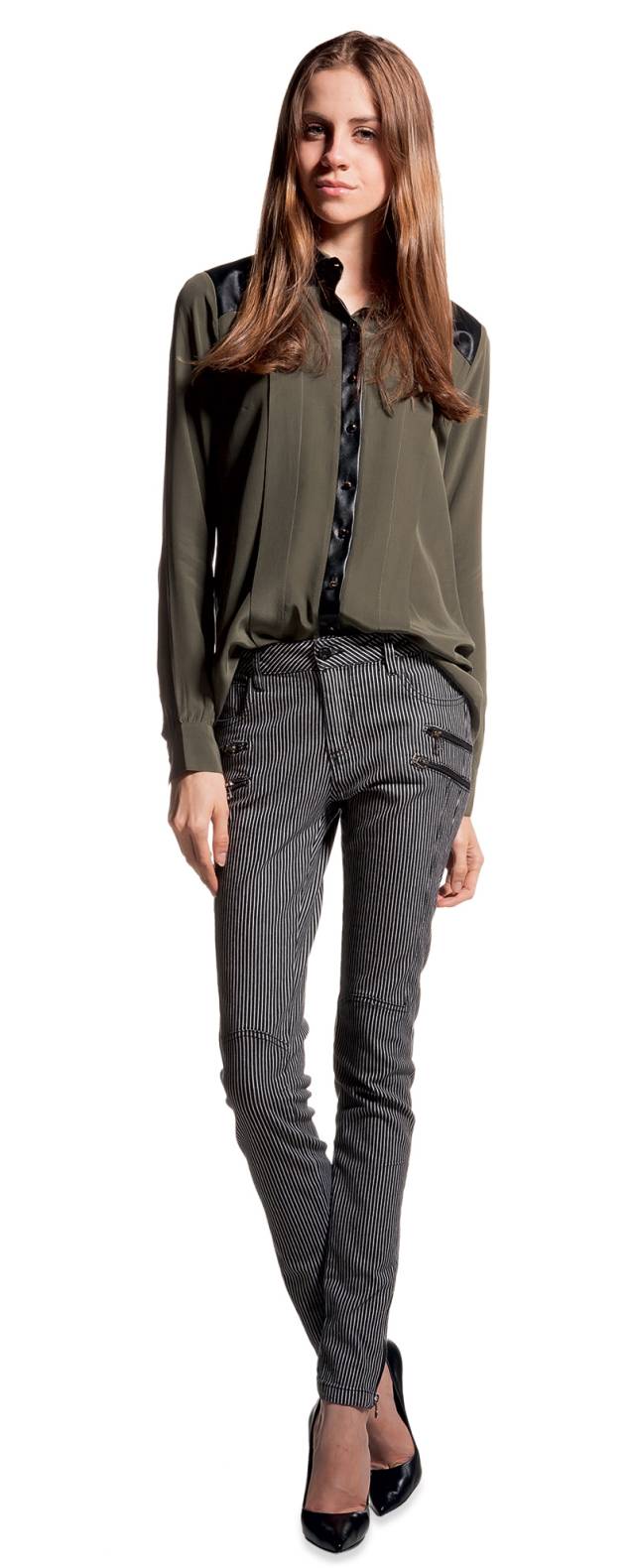 Camisa Ryan de seda e couro,R$ 727,00. Mixed. Calça Serena,R$ 560,00. Mixed. Escarpim clássico, R$ 290,00 o par. Schutz. Camisa Ryan de seda e couro,R$ 727,00. Mixed. Calça Serena,R$ 560,00. Mixed. Escarpim clássico, R$ 290,00 o par. Schutz.