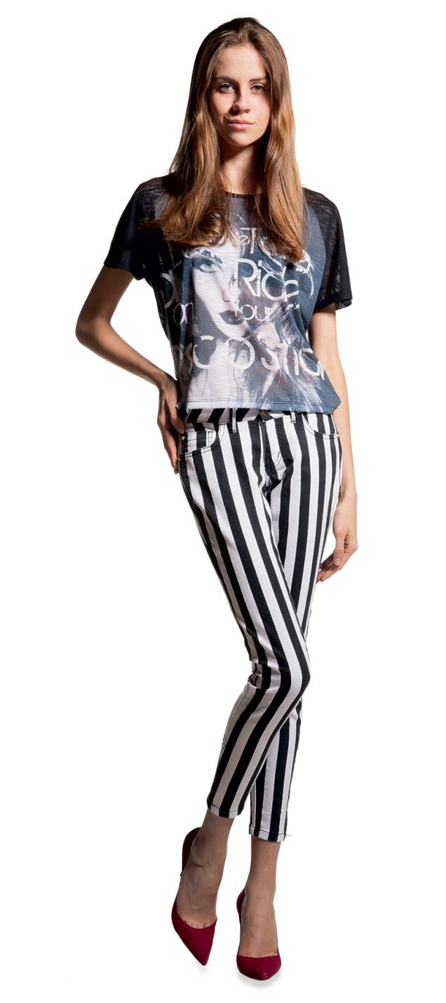 Camiseta estampada, R$ 29,90. C&A. Calça de sarja, R$ 69,90. C&A. Escarpim de camurça, R$ 290,00 o par. Schutz Camiseta estampada, R$ 29,90. C&A. Calça de sarja, R$ 69,90. C&A. Escarpim de camurça, R$ 290,00 o par. Schutz