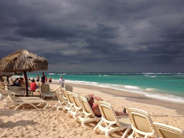 Mesmo com o tempo fechado, a paisagem da Praia de Bávaro continua linda: o cinza do céu contrasta ainda mais com azul-esverdeado da água