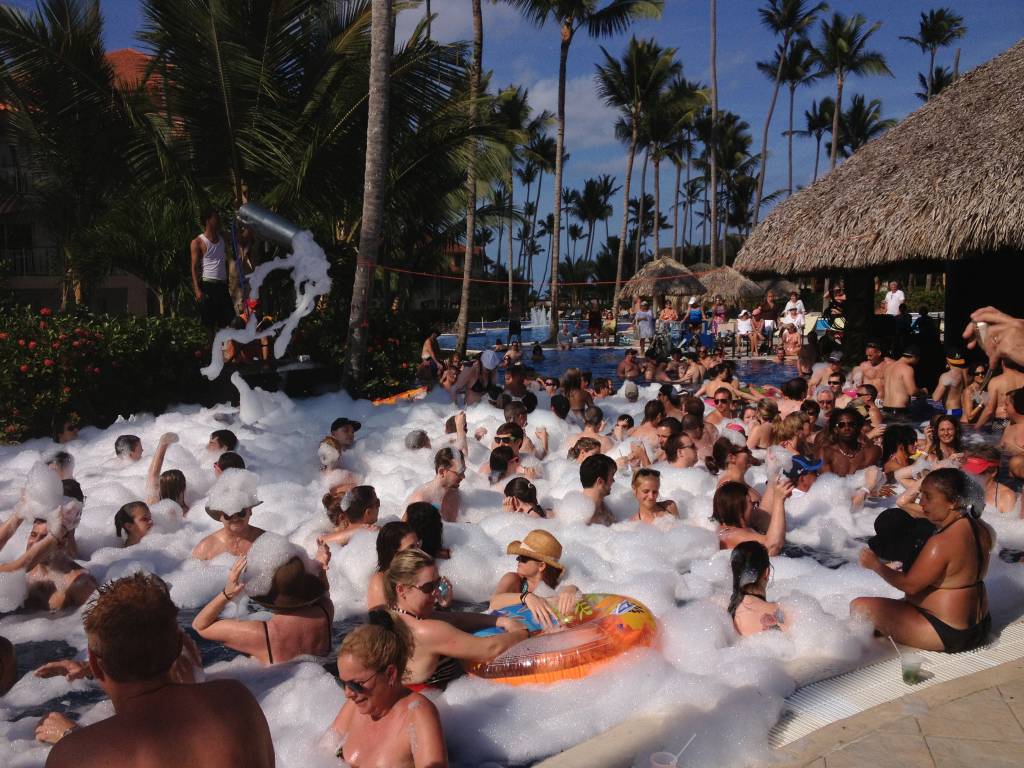 Os resorts capricham na programa&ccedil;&atilde;o para entreter os h&oacute;spedes o dia todo, como a "festa da espuma" na piscina do hotel Majestic Elegance