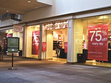 direito-as-compras2.jpeg Vitrine da Victoria’s Secret: promoções empolgam fregueses