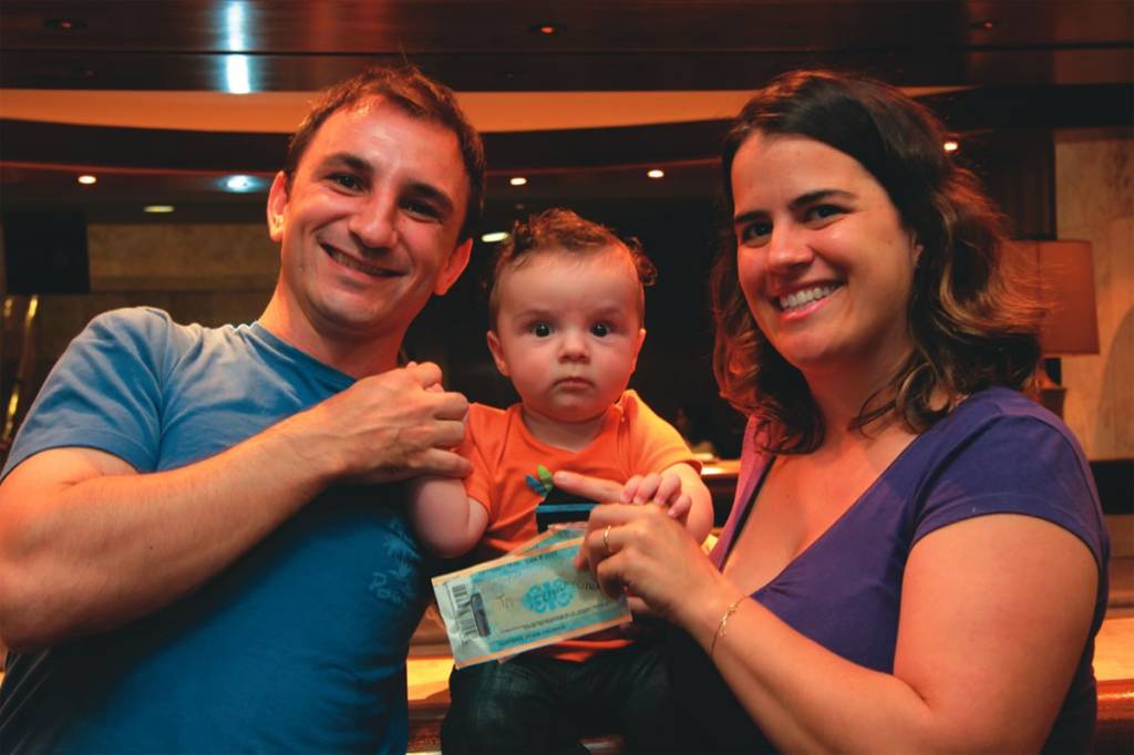 A primeira vez: Francisco, de 5 meses, e os pais, Daniel e Carol, no show do Tiquequê