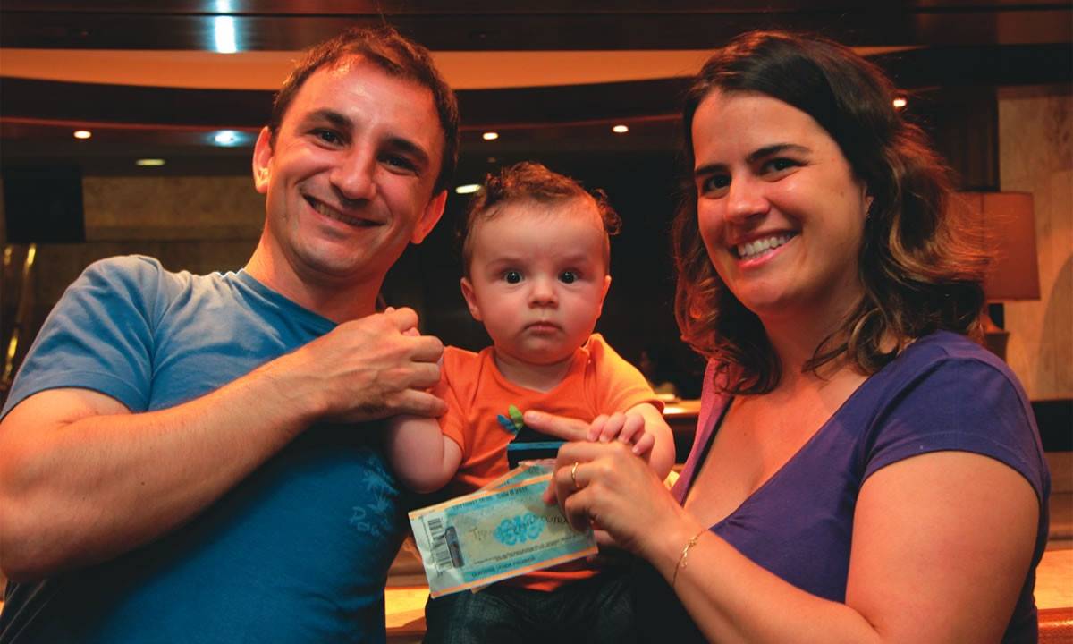 A primeira vez: Francisco, de 5 meses, e os pais, Daniel e Carol, no show do Tiquequê