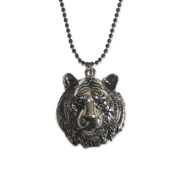 Colar de metal com pingente de tigre, R$ 39,00, na <a href="https://universoonassis.com/" rel="Universo Onassis" target="_blank">Universo Onassis</a>