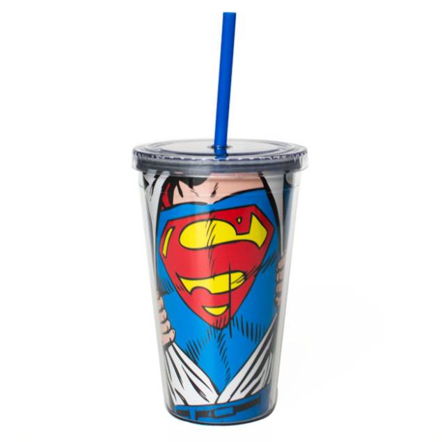 Copo com canudo do Superman, R$ 38,00, da <a href="https://www.designnmaniaa.com.br/siteNovo/" rel="Design Mania">Design Mania</a>