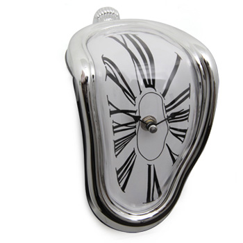 Relógio de mesa Salvador Dalí, R$ 69,00, da <a href="https://www.designnmaniaa.com.br/siteNovo/" rel="Design Mania">Design Mania</a>