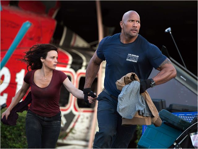 O piloto Caines (Dwayne Johnson) e sua ex-esposa Emma (Carla Gugino) busca pela filha