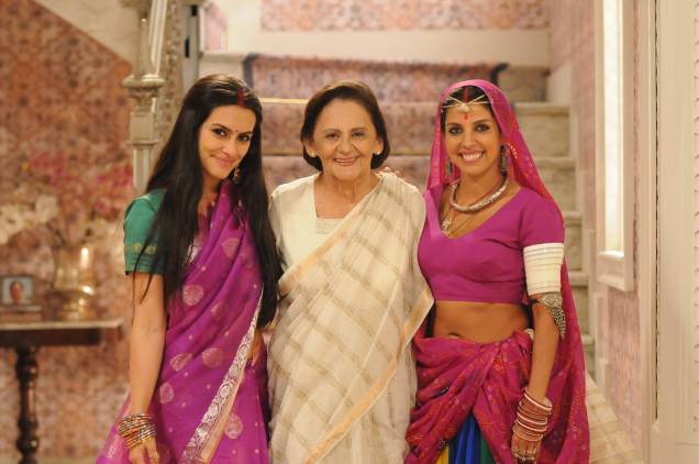 Cleo Pires, Laura Cardoso e Paula Pereira na novela ‘Caminho das Índias’ Cleo Pires, Laura Cardoso e Paula Pereira na novela ‘Caminho das Índias’