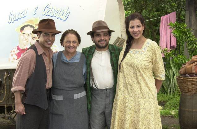 Zezé di Camargo e Luciano, com Laura Cardoso e Carla Daniel, na novela ‘Chocolate com Pimenta’