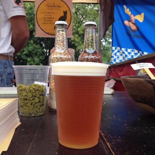 Cerveja é cultura: a barraca Sinnatrah ensina a fazer cerveja artesanal e serve uma IPA German Pilsen por R$ 5,00