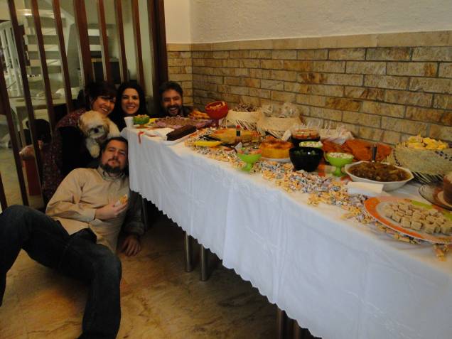 Nunca falta comida e bebida nas comemorações Nunca falta comida e bebida nas comemorações