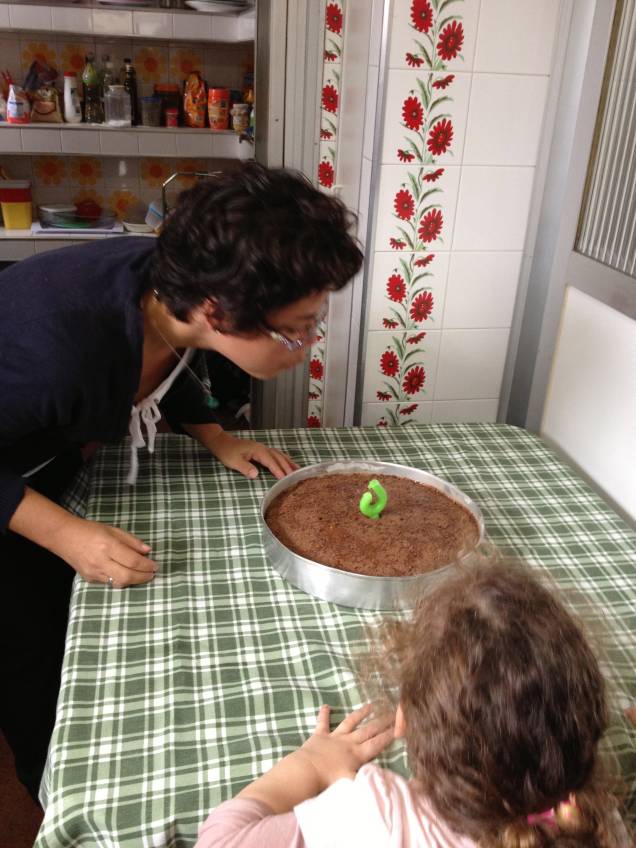 Aniversários dos funcionários nunca passam em branco. Em muitos deles, Estela, filha de Paula e Eduardo, está presente