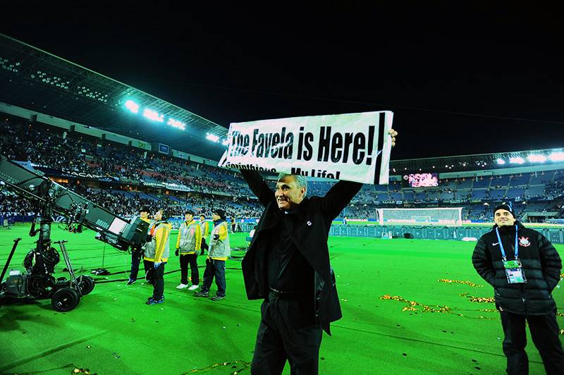 O t&eacute;cnico Tite ergueu a faixa "The Favela is Here"