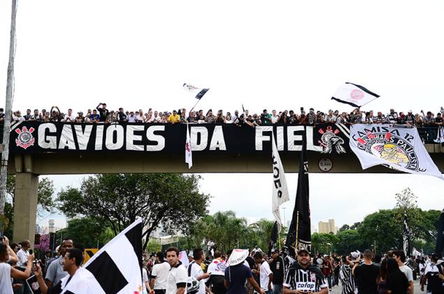 A escola de samba Gaviões da Fiel comandou parte da festa do Timão