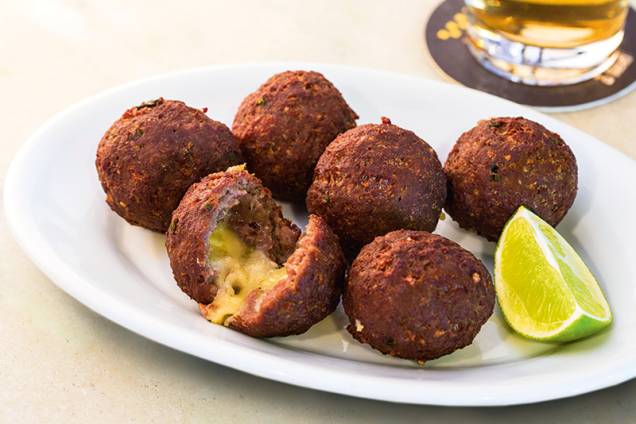 A porção de bolinhos de carne com mussarela A porção de bolinhos de carne com mussarela