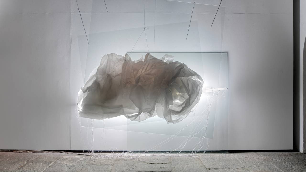 Nuvem para meia altura_2015_RJ_Cabos de aço vidros planos lampada e papel vegetal_Foto Mário Grisolli