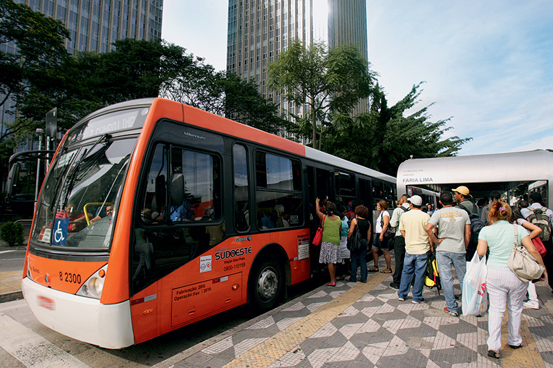 Ponto de ônibus na Avenida Brigadeiro Faria Lima
