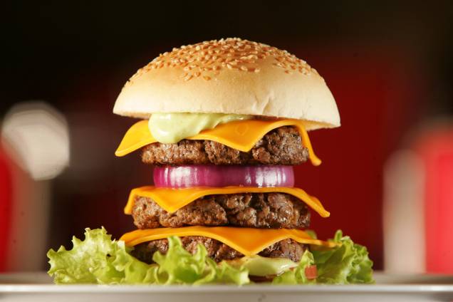 Lanches gigantes na Wells: o triple burger equilibra três hambúrgueres de 100 gramas