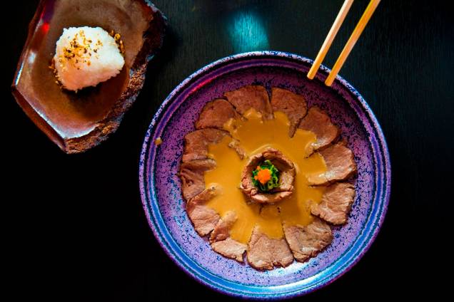 Entre os pratos quentes do Nosu, há uma versão diferentona do shogayaki de carne