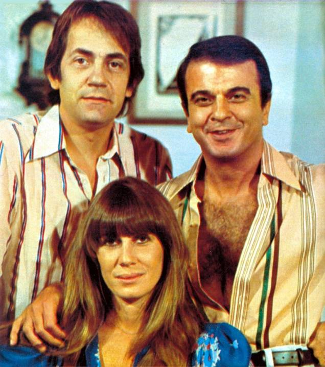 A atriz entre Paulo José e Armando Bógus nas gravações "O Casarão" (1976)