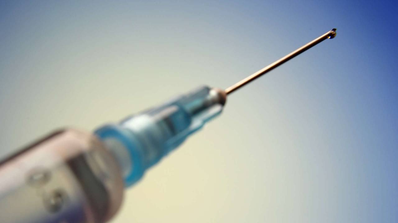 Imagem mostra seringa de vacinação