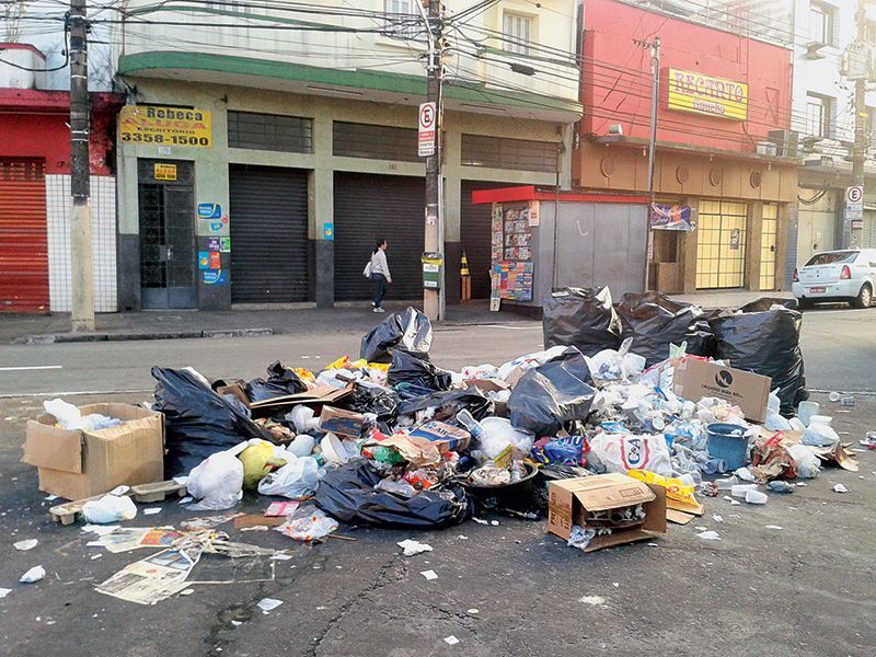 Lixo da Avenida Bosque da Saúde, lado oposto do número 169