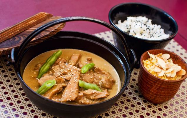 Frango ao curry amarelo acompanhado de cuscuz marroquino e arroz do Marakuthai