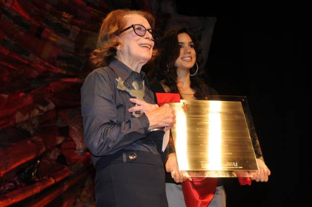 Inauguração do Teatro Cleyde Yáconis: artista com a placa que leva seu nome