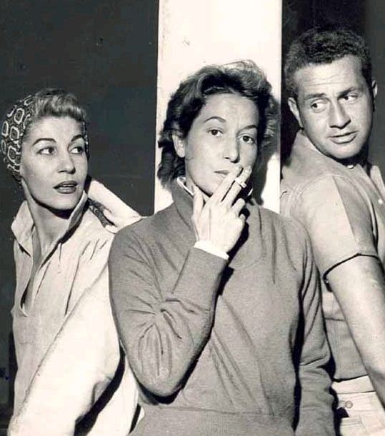 	Cleyde Yáconis com sua irmã atriz Cacilda Becker e o ator Fredi Kleemann, 1957