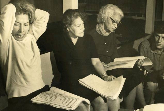 	Cleyde Yáconis, Elza Gomes, Antonia Marzullo e Ênio Gonçalves durante leitura da peça Toda Nudez Será Castigada, em 1965